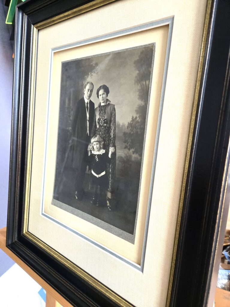 vanade fotode raamimine paspartuud tume raam kullaga detailivaade