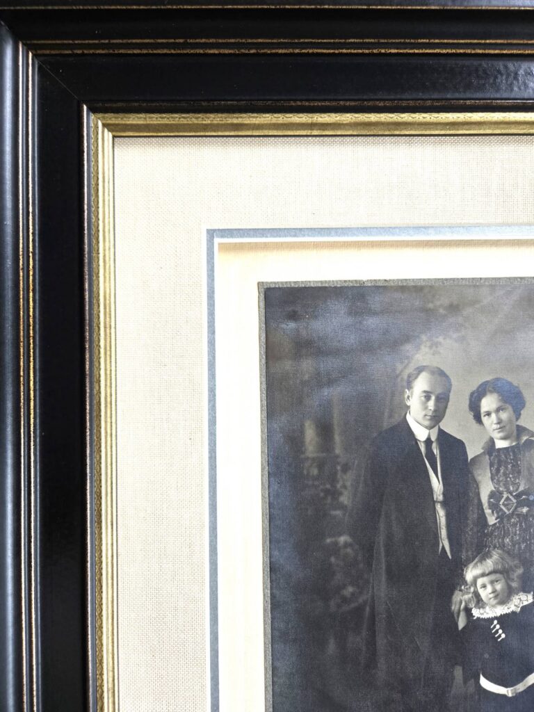 vanade fotode raamimine paspartuud tume raam kullaga fragment